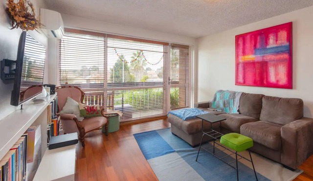 Well-Appointed Sunny 2 Bedroom Apartment in Northcote With Parking in Northcote