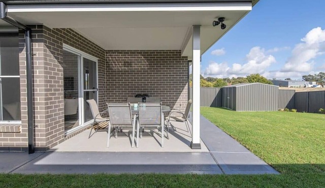 Westerly Drive - Brand New Home, Modern, Sleeps 8 in Orange