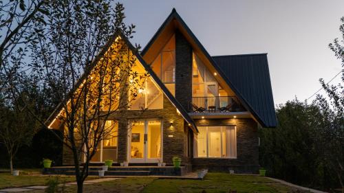 Whistling Thrush Villa - abode in an apple orchard in Naggar, Manali in Nagar