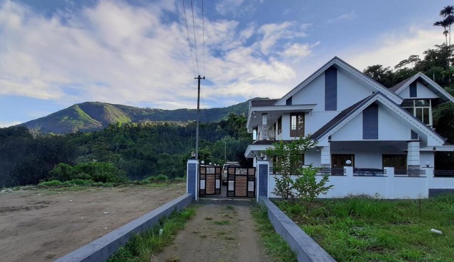 White Petals Munnar - 3 BHK Homestay - Available For Indian Nationals Only - Family Villa - Kitchen available on request