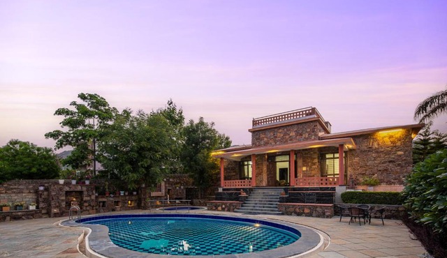 Wild Orchid by StayVista, 2 BHK villa with a swimming pool, spacious lawn & a gazebo for a perfect getaway