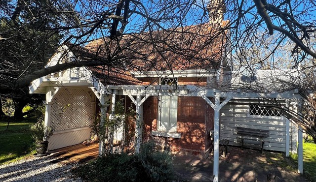 Willow Cottage – Historic Southern Highlands Retreat with Fireplace & Patio in Moss Vale