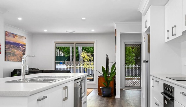 Wolaroi Villa 1, with Netflix and Disney Plus - In a Quiet Street in Orange