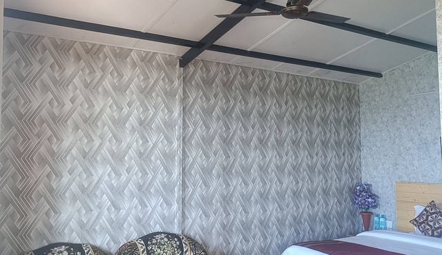 Wonderful cottage with WiFi in Naukuchiatal with lake and mountain view