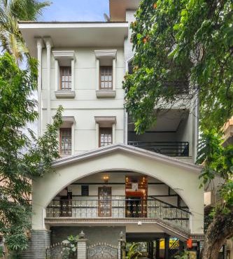 Wooden Whispers Traditional Luxe Spacez Villa