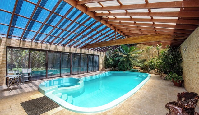 Work or Play or Weddings: Huge House, Pool, Shops & Near Airport in Forrestfield