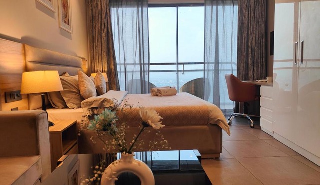 Yamuna View Studio Apartments with Pvt Kitchenette, near Indraprastha Apollo and Max Hospital Noida