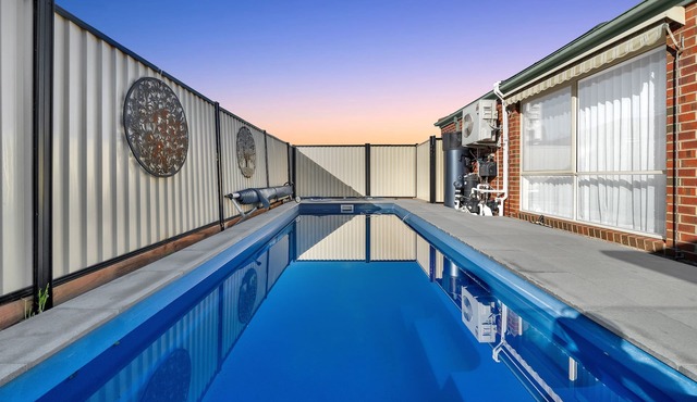 Your Tarneit Escape - 4BR Home with Pool & BBQ in Tarneit