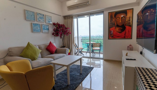 Zen Retreat Calm 1BHK with Golf View, Fast Wi-Fi & Daily Cleaning – Pune