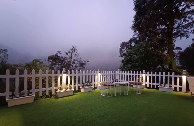 Oakwood 302 - Elegant Private Room With Balcony at Landour, Mussoorie