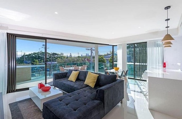 The Princess of Bulimba - Executive 3BR Bulimba Apartment with Large Balcony Next to Oxford St in Brisbane
