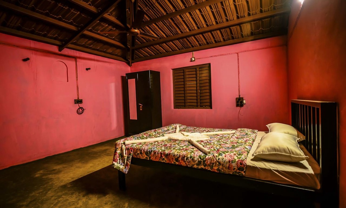 Satara Hotel | Cozy Basic Room in A Picturesque Wada 11