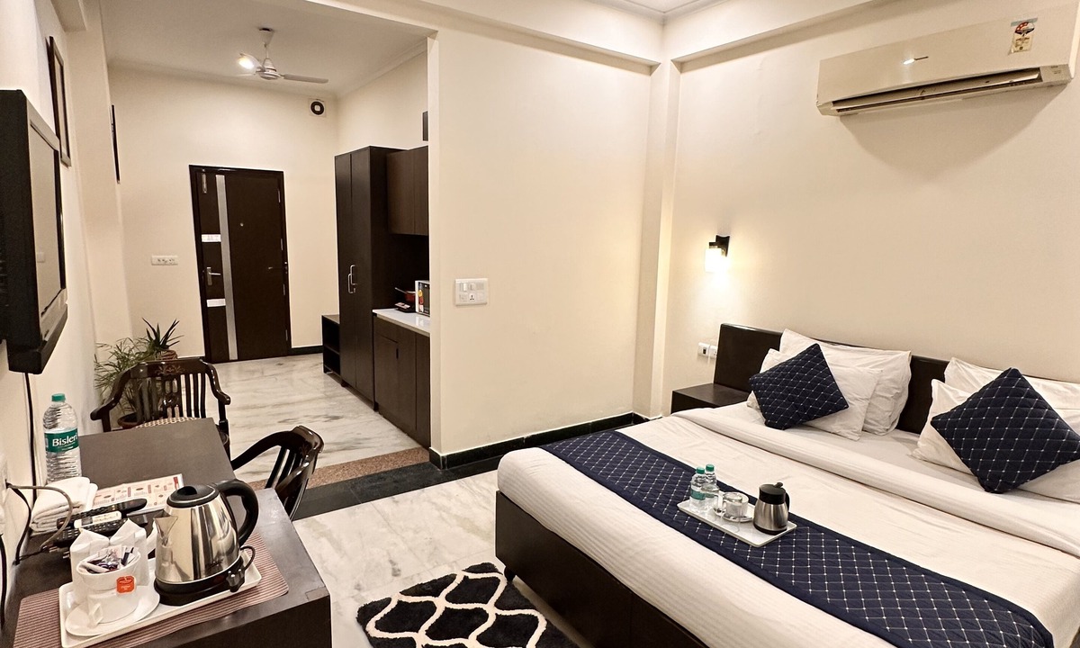 DLF Phase 3 House | Hollyhocks Residency