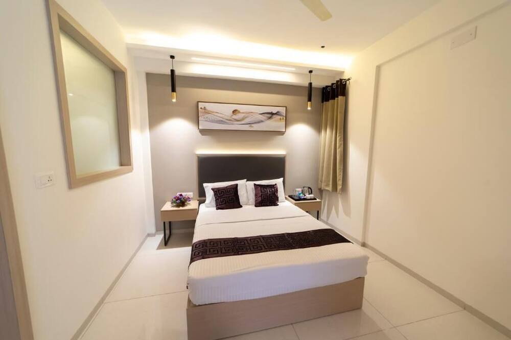 Kalasipalya Hotel | Collection O Hotel Metro Park
