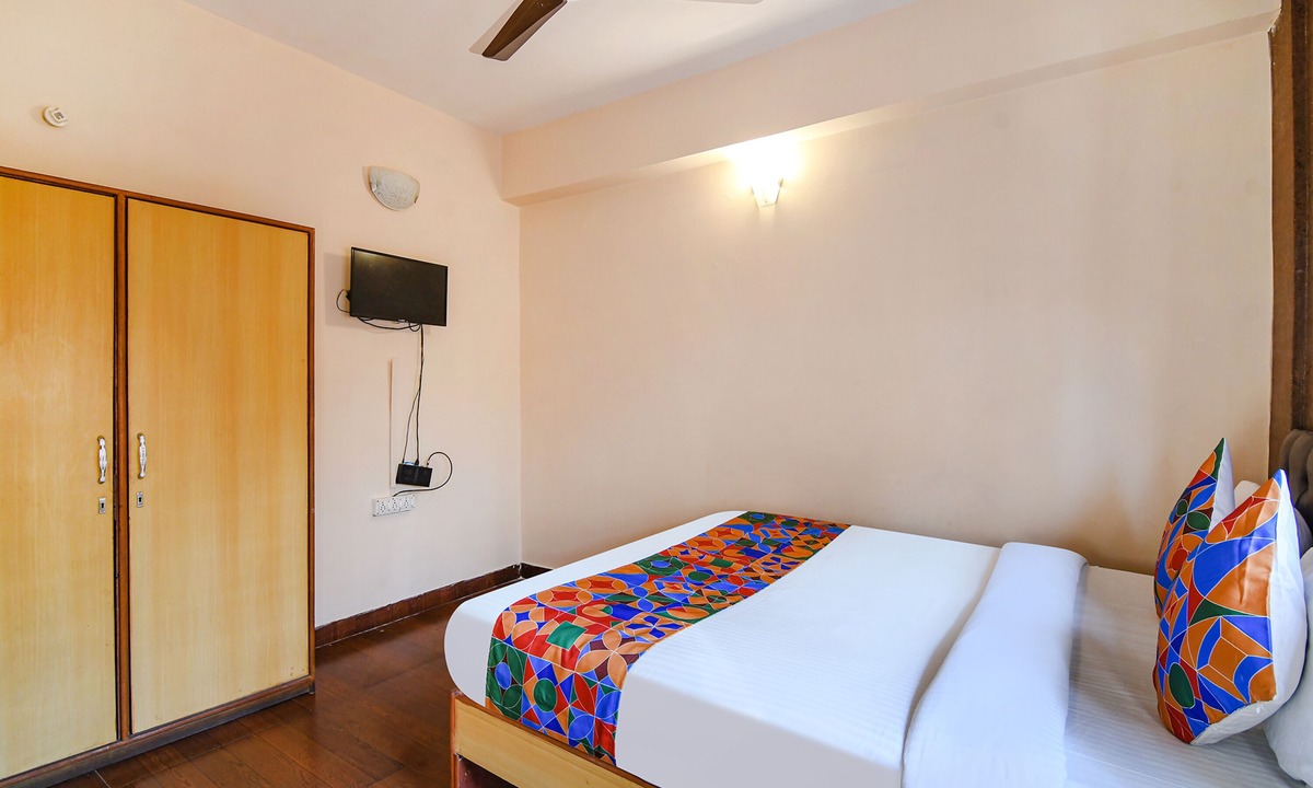Kalighat Hotel | FabHotel Krishna I
