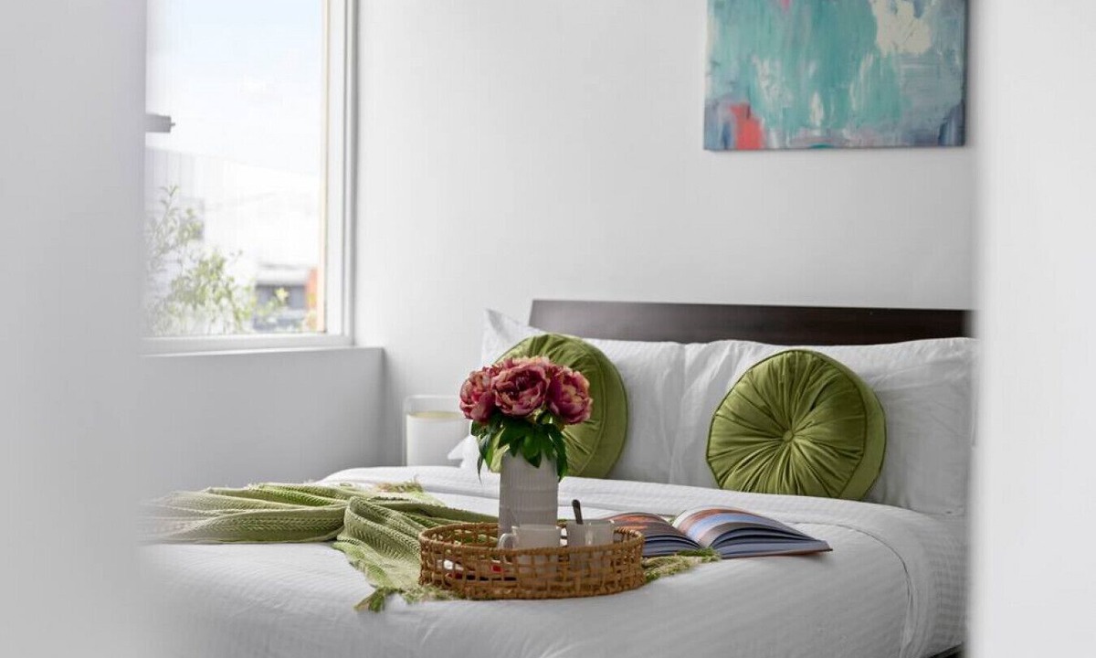 Balaclava Apartment | Bright & Sunny Oasis
