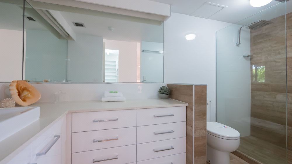 Photo of Bathroom in Main Beach