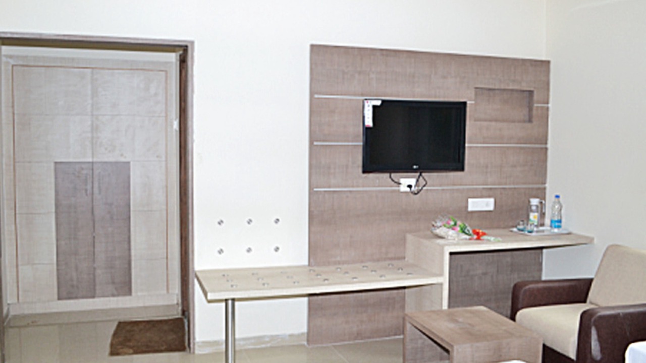 Photo of Bedroom in Thirukadaiyur