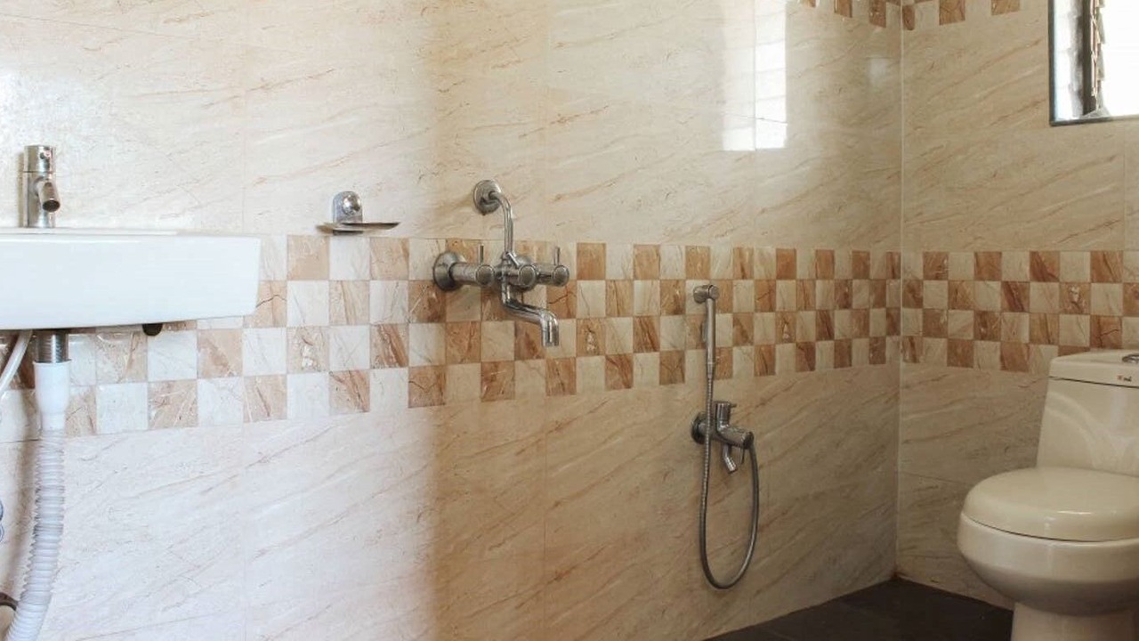 Photo of Bathroom in Mahabaleshwar