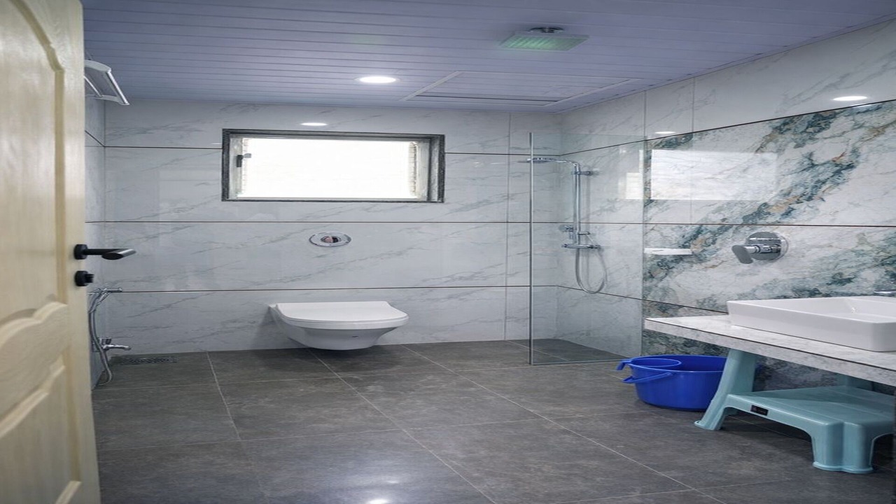 Photo of Bathroom in Mahabaleshwar