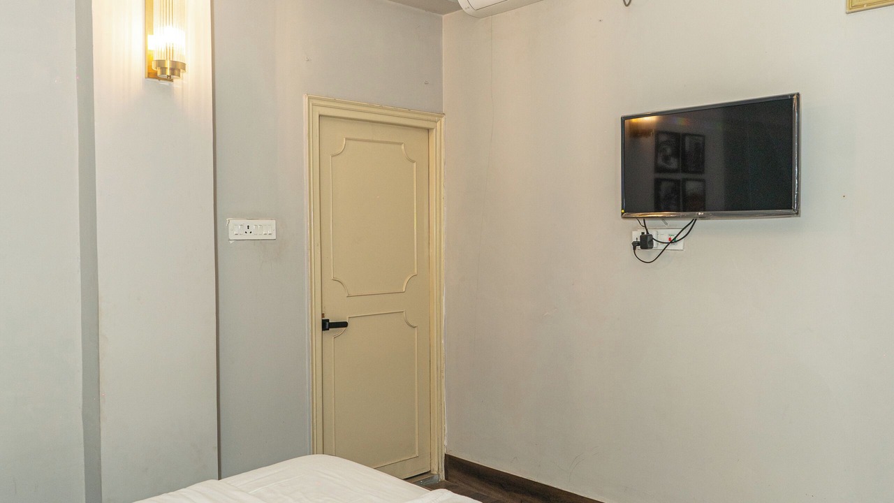 Photo of Bedroom in Alipur