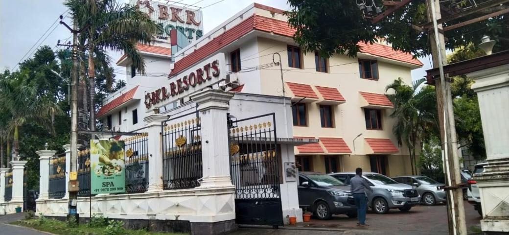 Photo of Buildings in Courtallam