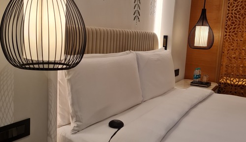 Classic Room, 1 King Bed, Accessible, Pool View
