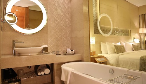 Executive Suite King Bed with Bath Tub, Club Lounge Access