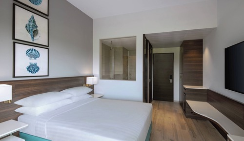 Deluxe Room, 1 Queen Bed, Patio, Garden View (Patio)
