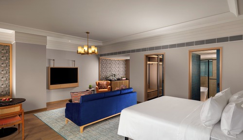SUPERIOR SUITE WITH 1 KING BED - LOUNGE ACCESS WITH COCKTAIL HOURS & ONE WAY AIRPORT TRANSFER