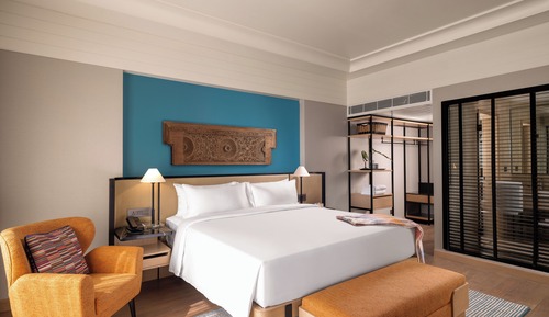 DELUXE SUITE WITH 1 KING BED - LOUNGE ACCESS WITH COCKTAIL HOURS & ONE WAY AIRPORT TRANSFER