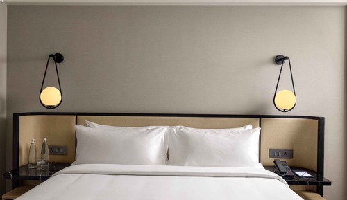 DELUXE CLUB ROOM WITH 1 KING BED - LOUNGE ACCESS WITH COCKTAIL HOURS