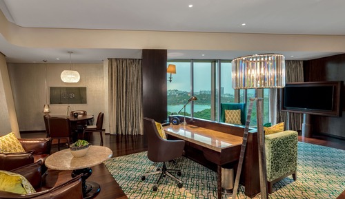 Luxury Suite, Club lounge access, Suite, 1 King Bed, Lake view