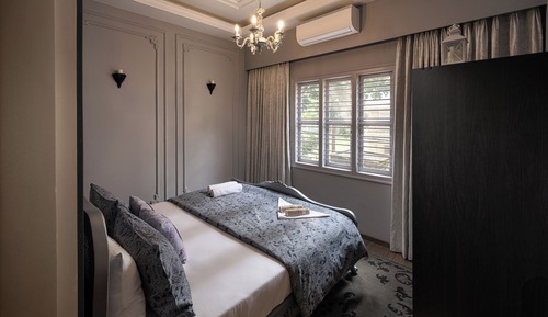 Victorian Style APT w/Balc 103