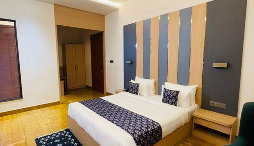 Royal Room, Pool View