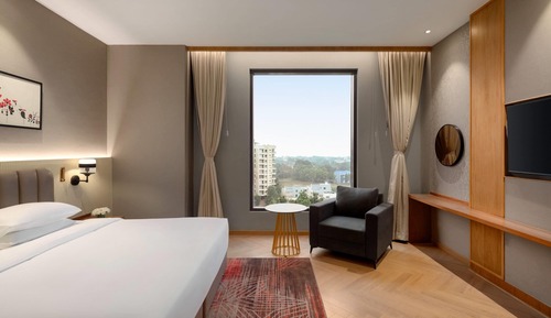 Deluxe Room, 1 King Bed, City View