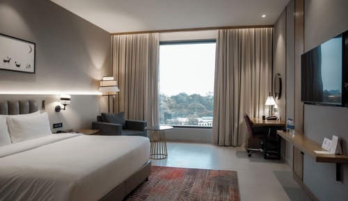 Comfort Room, 1 King Bed, Accessible (Roll-in Shower)