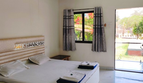 Basic Single Room, Pool View