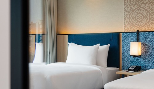 Deluxe Room, 2 Twin Beds (Runway View)