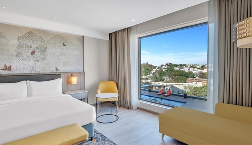 Deluxe Room, 1 King Bed, Pool View
