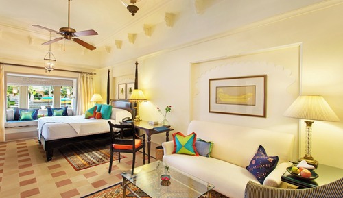 Premier Room, 1 King Bed, Pool View