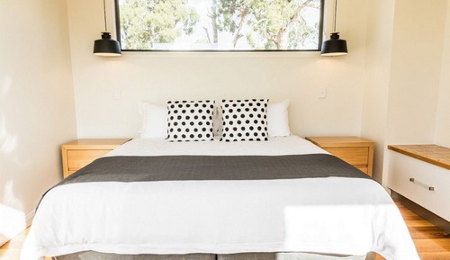 Standard Suite, 2 Bedrooms, Non Smoking, Kitchen (Wedgetail Wings)