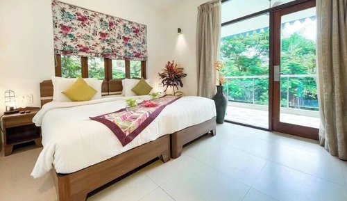 Emerald Suite (2 bedroom with living room)