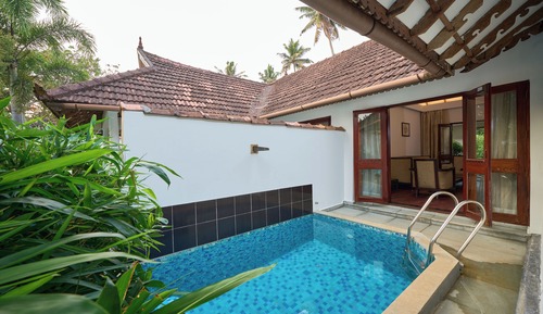 Lakefront Luxury Villas with Plunge Pool