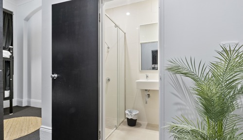Mixed POD En-suite Bathroom- 4 people Bedroom