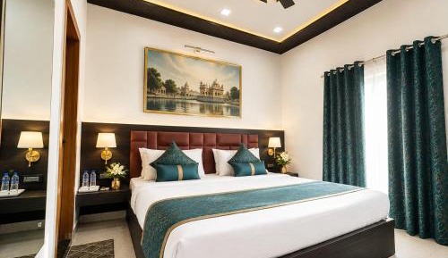 Deluxe Room (2 Adults + 1 Child)