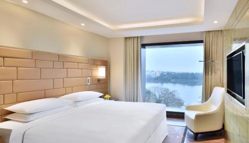 Junior King Suite with Lake View and Lounge Access