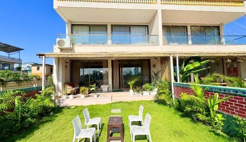 Villa with Garden View
