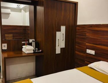 Deluxe Double Room (2 Adults + 1 Child)