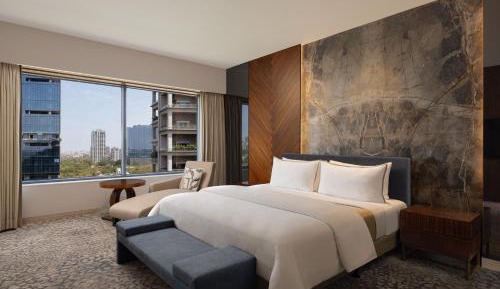 1 King Bed, Executive Lounge Access, Large Private Terrace, Penthouse Suite